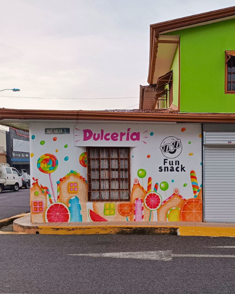 Mural comercial en una dulcería negocio en costa rica